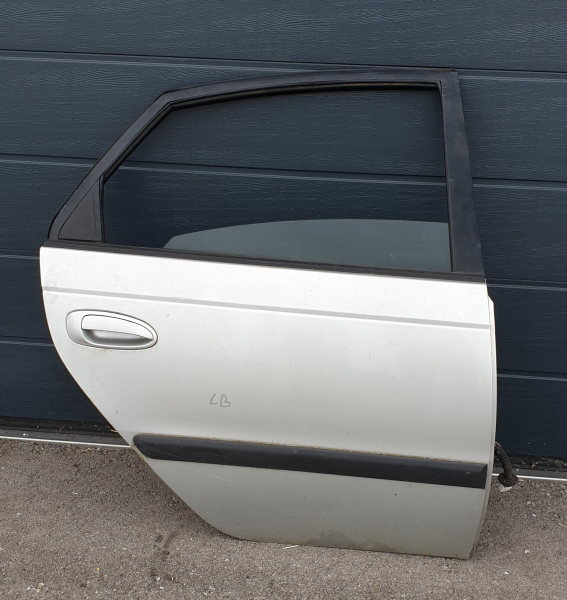Tür R hinten Avensis LB T22 BJ 98-02, 67003-05060